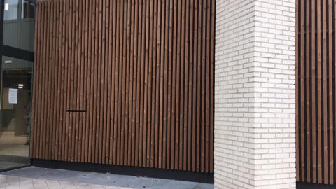 Gevelbekleding thermisch naaldhout kantoorgebouw Goes