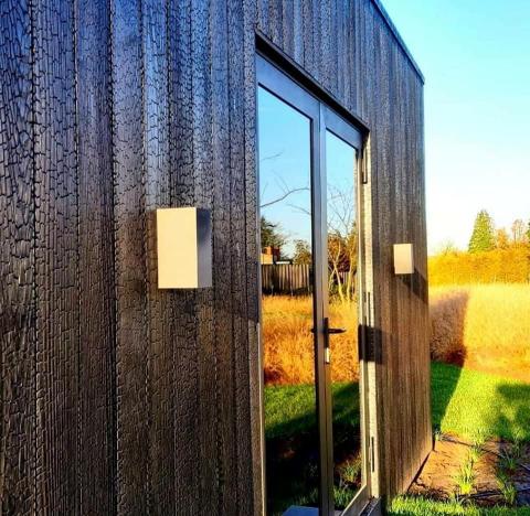 Gevelbekleding houten bijgebouw in gebrand essen 