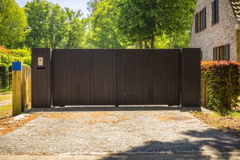 Houten draaipoort met zwarte afwerking