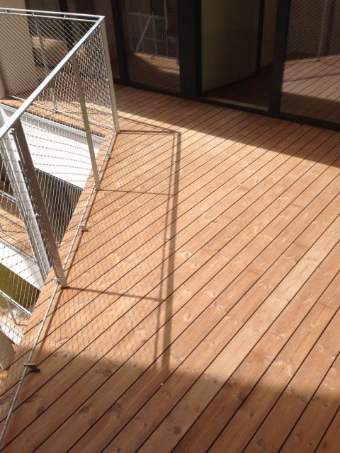 Thermisch naaldhout terras appartementsgebouw Brussel 