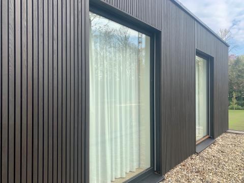 Thermisch essen gevelbekleding met zwarte afwerking 