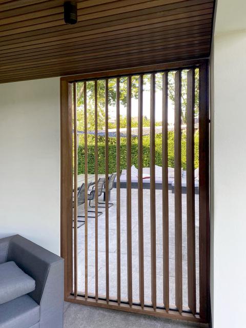 Houten shutter zijgevel terrasoverkapping Loenen