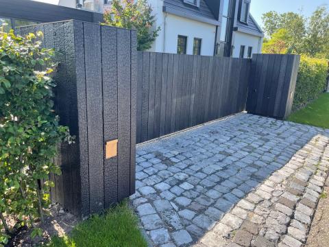 Houten schuifpoort in gebrand HOTwood essen