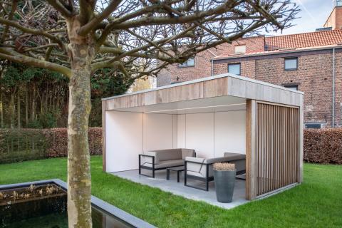 Terrasoverkapping met houten shutters als zijelement