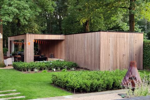 Houten bijgebouw met terrasoverkapping