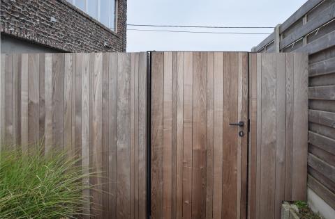 Houten tuinpoortje in omheining