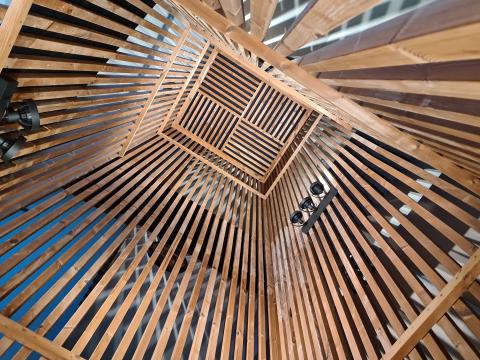 Houten bekleding traphal school Le Roeulx