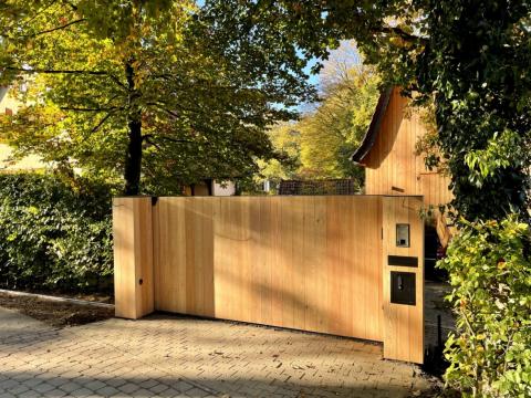 Houten schuifpoort met poortautomatisatie 