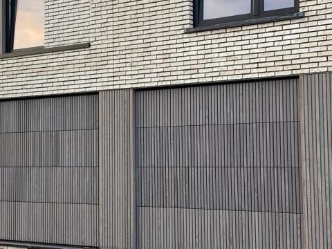 Houten gevelbekleding garagepoort woning Jabbeke