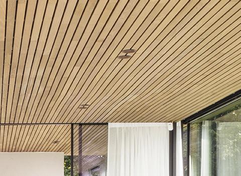 Houten plafond in thermisch essen met naadloos ingewerkte verlichting