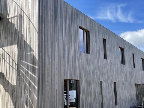 Houten gevelbekleding vakantiewoning voorvergrijsd HOTwood essen Plus line