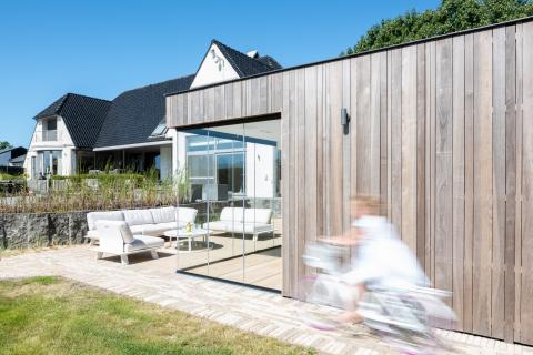 Modern houten bijgebouw met thermisch essen gevelbekleding