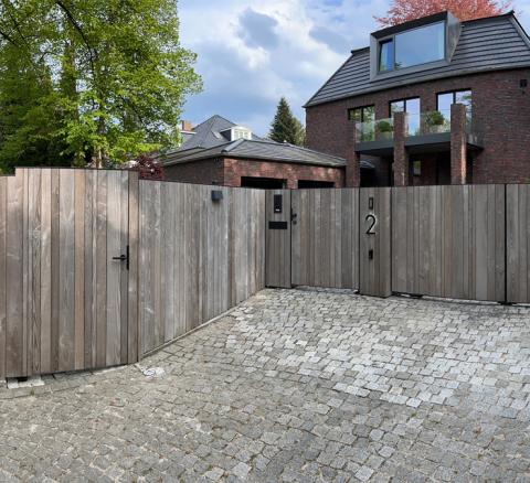 Houten draaipoort en omheining met tuinpoortje