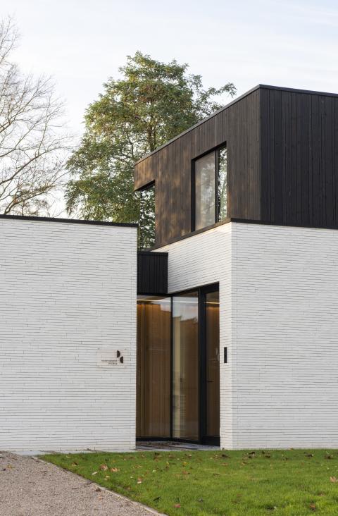 HOTpine gevelbekleding Plus line met zwarte afwerking