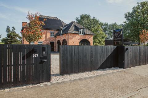 Houten schuifpoort in HOTwood essen met zwarte afwerking