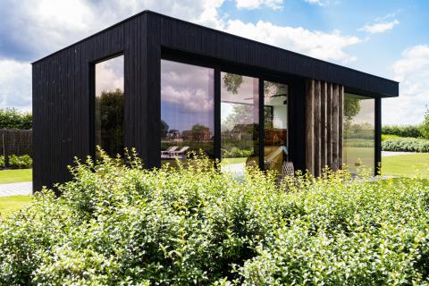 Houten bijgebouw in HOTwood naaldhout Plus line met zwarte afwerking