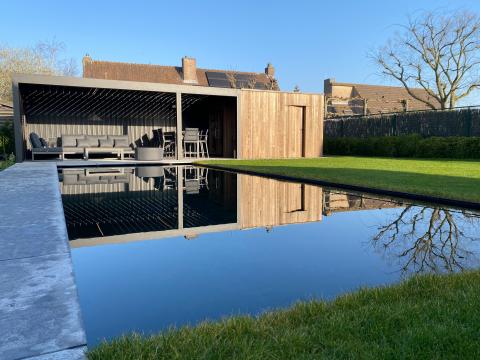 Houten tuinberging met terrasoverkapping