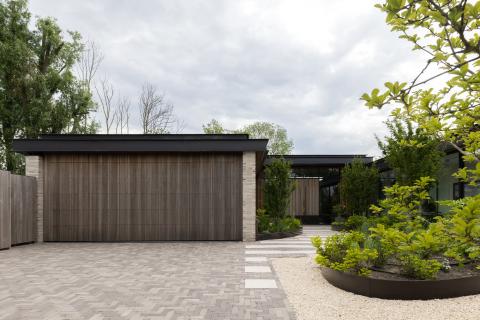 Houten gevelbekleding sectionaal poort en voordeur thermisch essen Fine line QC