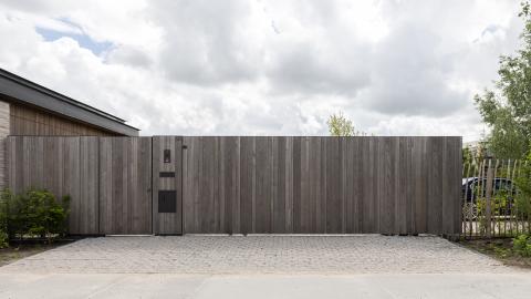 Houten schuifpoort met tuinpoortje en omheining HOTwood essen Plus line QC