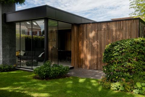 Moderne poolhouse met eiken wand en thermisch essen gevelbekleding