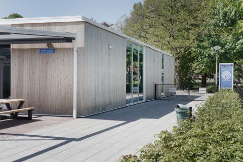 HOTwood naaldhout gevelbekleding Fine line sporthal