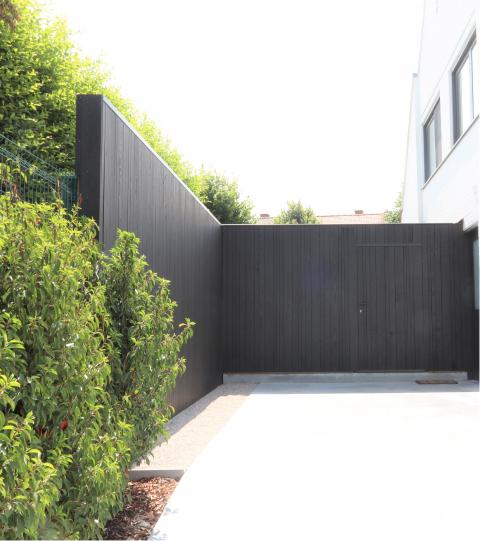 Houten afsluiting HOTwood essen Plus line met zwarte afwerking