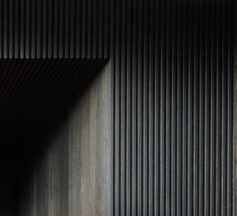 Detail foto van afwerking zwart geoliede eik op binnenmuur
