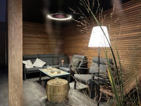 Poolhouse met thermisch essen gevelbekleding in Rhombus profiel