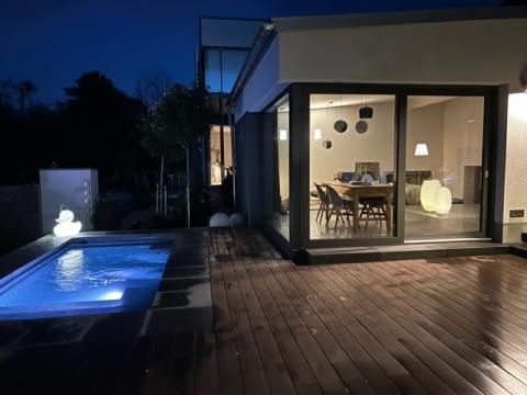 HOTwood bamboe terras naast woning en zwembad