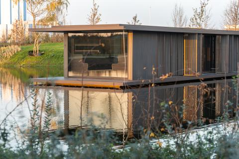 Lakeside tuin in inspiratiepark NOA met houten terras van Carpentier