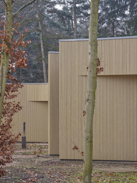 Accoya Holzfassade einer modernen Villa in Waldgebiet