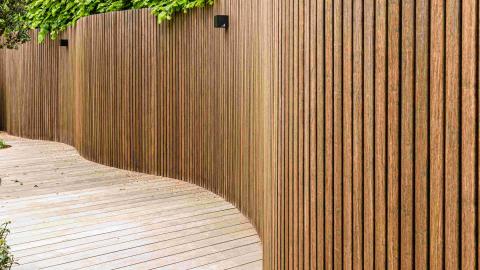 Gebogen tuin omheining in HOTwood bamboe 