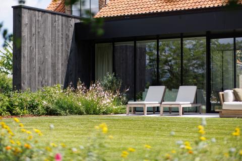 Aanbouw afgewerkt met barnwood gevelbekleding