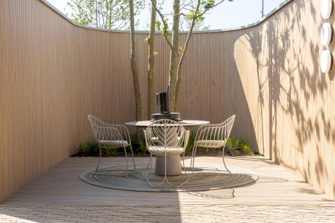 Knusse stadstuin met gebogen wand in thermisch Clear Pine