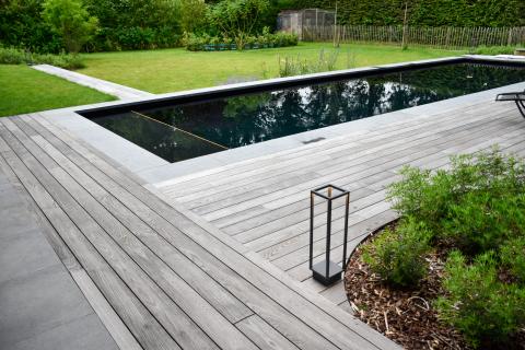 Houten terras in thermisch essen rond zwembad