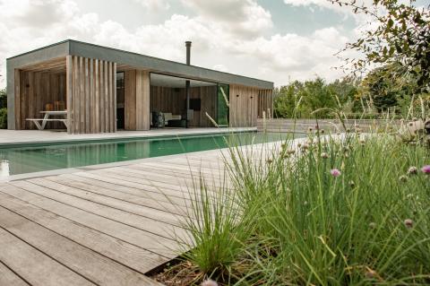 Moderne poolhouse en vlonderpad in thermisch essen