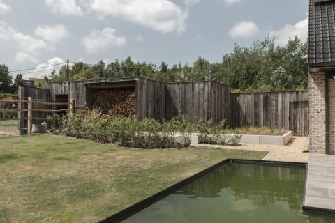Aanbouw en omheining bekleed met barnwood 