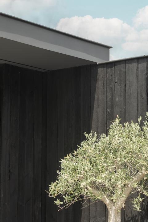 Houten afsluiting en gevel bekleed met zwart geolied barnwood 