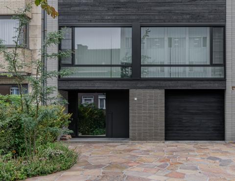 Rijwoning met zwart gebrande gevelbekleding