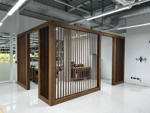 Houten roomdivider met beweegbare lamellen