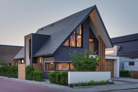 Woning met warme touch van Accoya hout in gevel en omheining
