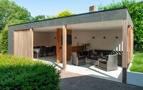 Bijgebouw met houten shutters als zijwand