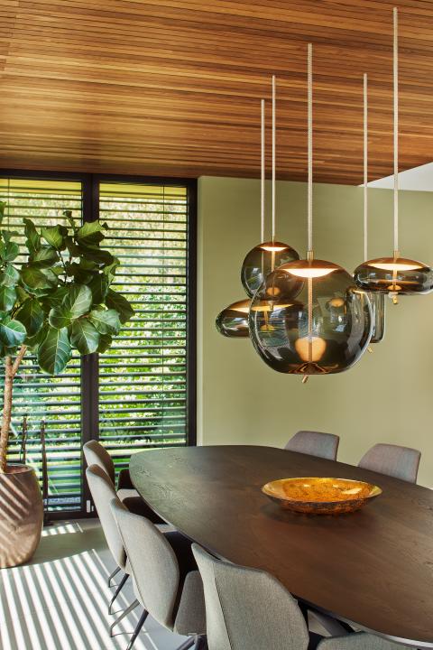 Verlichting mooi ingewerkt in houten plafond