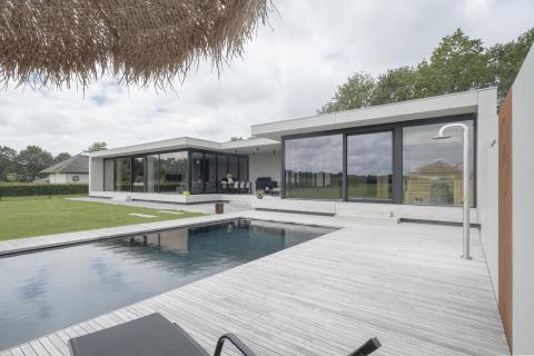 Mooi vergrijsd houten terras rondom zwembad in HOTwood essen Open line