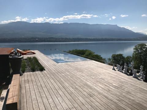 Rooftopterras in Kebony met zicht op Lac du Bourget