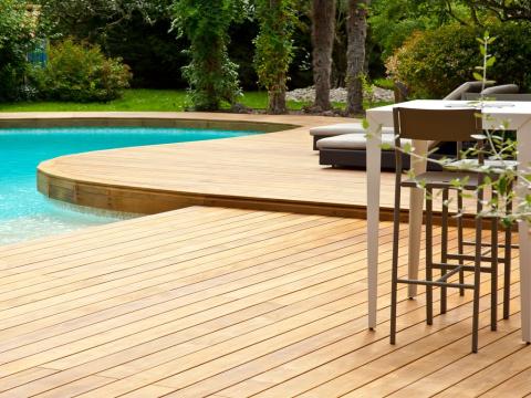 Kebony terras aangelegd naast zwembad 