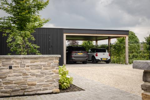 Moderne carport met eiken balken als frame