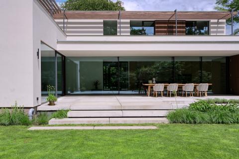 Houten zonneluifel als zonwering bij moderne villa 