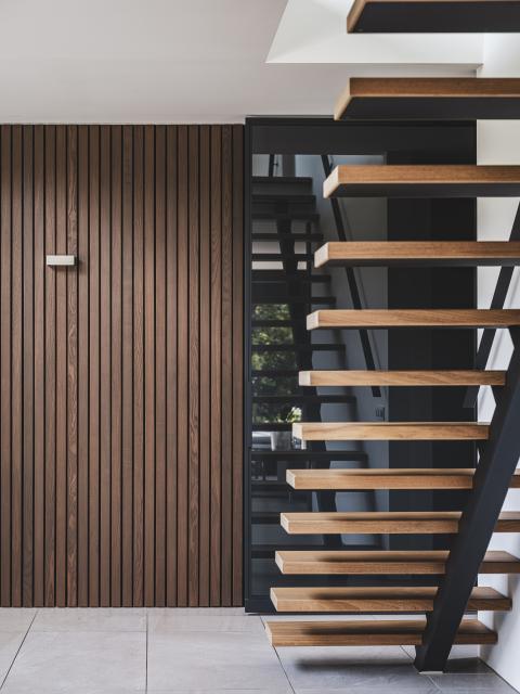 Wand afgewerkt met HOTwood essen Open line QC, geolied in trendkleur Bison Brown