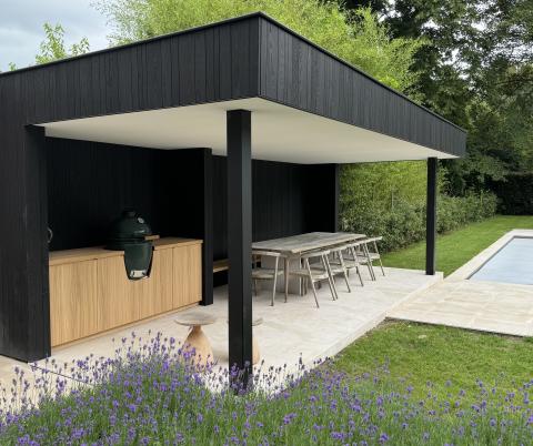 Overkapping buitenkeuken in zwart hout